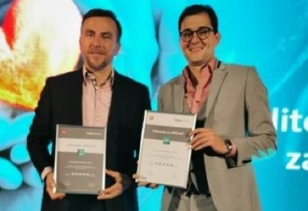 Estetika Nobilis priznanje za odličnost šesto leto zapored dr. Onišak je prikazan na sliki s priznanjem v rokah