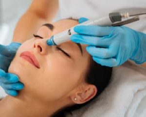 objava, slika prikazuje žensko, ki se poslužuje postopku hydrafacial